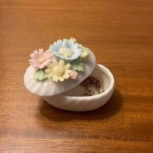 Norcrest Vintage 1930s Porcelain Trinket Box Jewelry Storage 2 in White 🤍